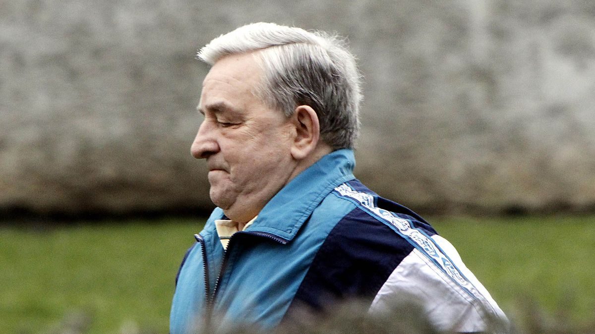 Notorious criminal Tony 'King Scum' Felloni died after collapsing while on a toilet, inquest hears